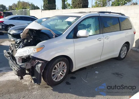 2015 Toyota Sienna Xle 8 Passenger z USA, uszkodzony, nr VIN 5TDYK3DC2FS617070